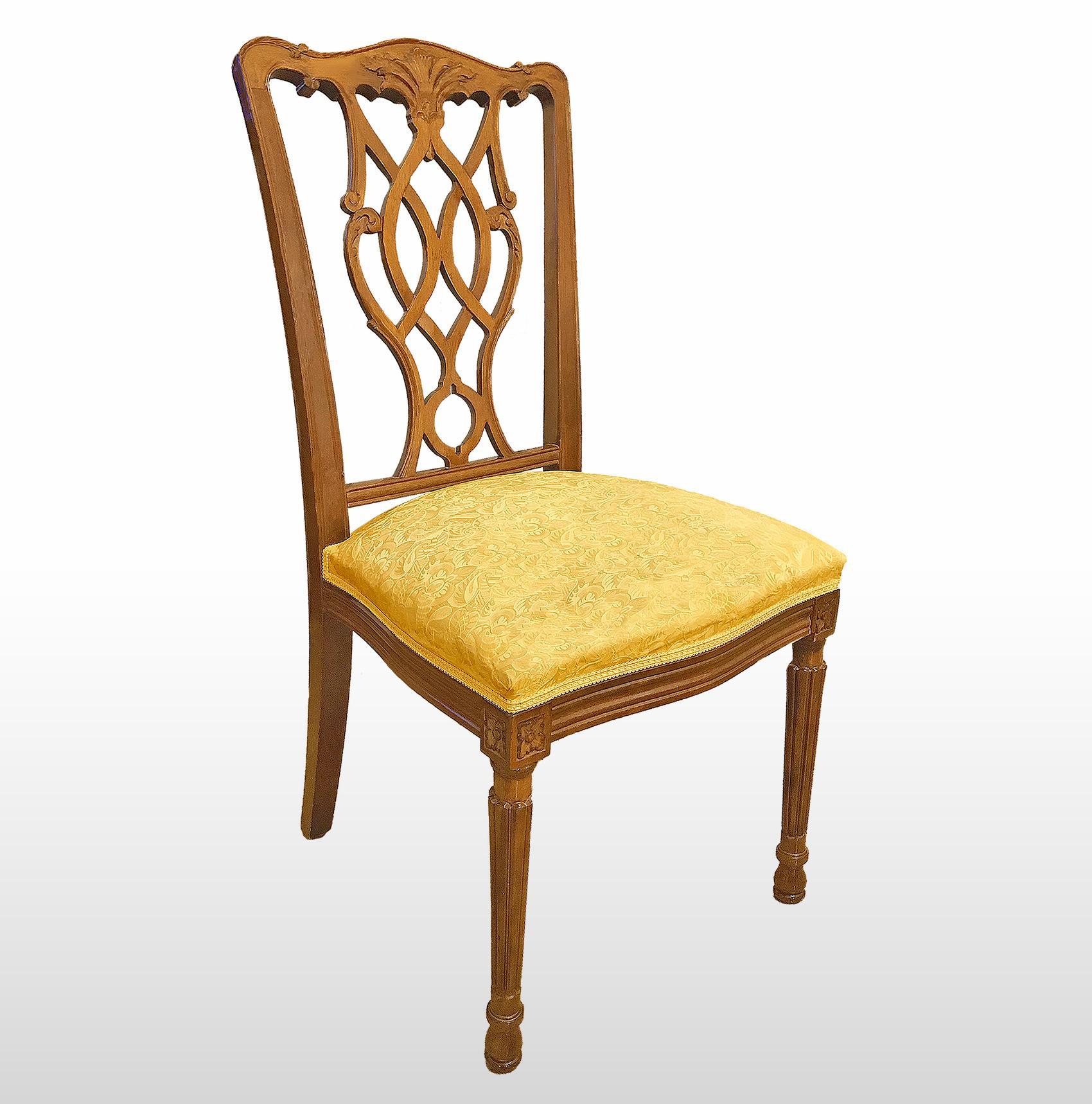 Νεοκλασική καρέκλα με ανάγλυφα μοτίβα