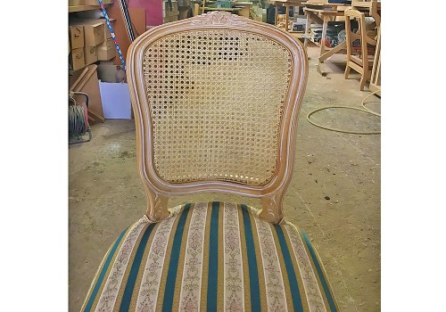 Νεοκλασική καρέκλα LOUIS XV ντεκαπέ σε μπεζ χρώμα.
