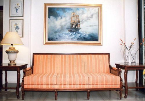 Άνετος και διαχρονικός καναπές LOUIS XVI με  βιεννέζικη ψάθα στα πλάγια